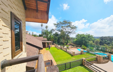 LUXURY 9 BEDROOM VILLA FOR SALE IN LAVINGTON NAIROBI ON 0.8 ACRE WITH SWIMMING POOL.