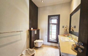 LUXURY 9 BEDROOM VILLA FOR SALE IN LAVINGTON NAIROBI ON 0.8 ACRE WITH SWIMMING POOL.
