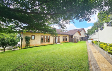 LUXURY 9 BEDROOM VILLA FOR SALE IN LAVINGTON NAIROBI ON 0.8 ACRE WITH SWIMMING POOL.