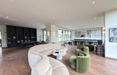 Luxury Furnished & Serviced 2-Bedroom Apartment + DSQ For Rent In Riverside, Nairobi.
